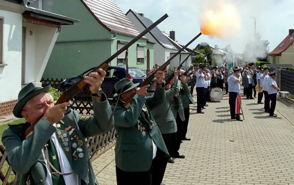 In der Ernst-Thälmann-Straße erfolgt das Salutschießen für den neuen Schützenkönig.