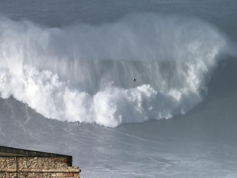Eine Riesenwelle in Nazaré (Portugal) vor dem Praia do Norte.