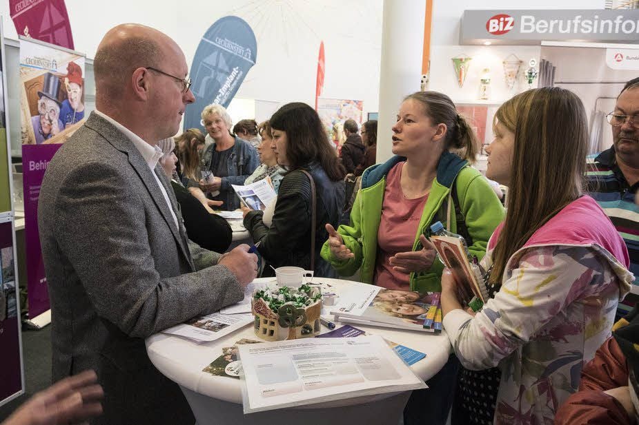 Ulf Koischwitz von der Evangelischen Stiftung Neinstedt stellte die angebotenen Berufe seiner Einrichtung vor.