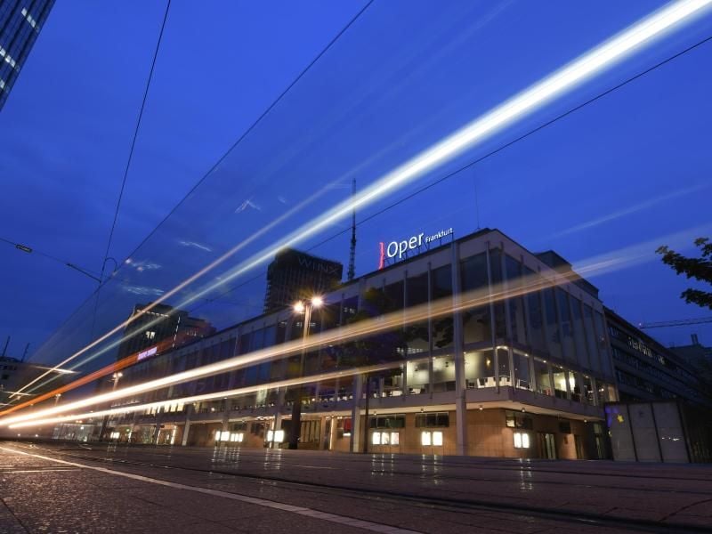 Lichtspuren einer vorbeifahrenden Straßenbahn sind vor der Oper Frankfurt zu sehen. Foto: Arne Dedert/dpa/Archivbild