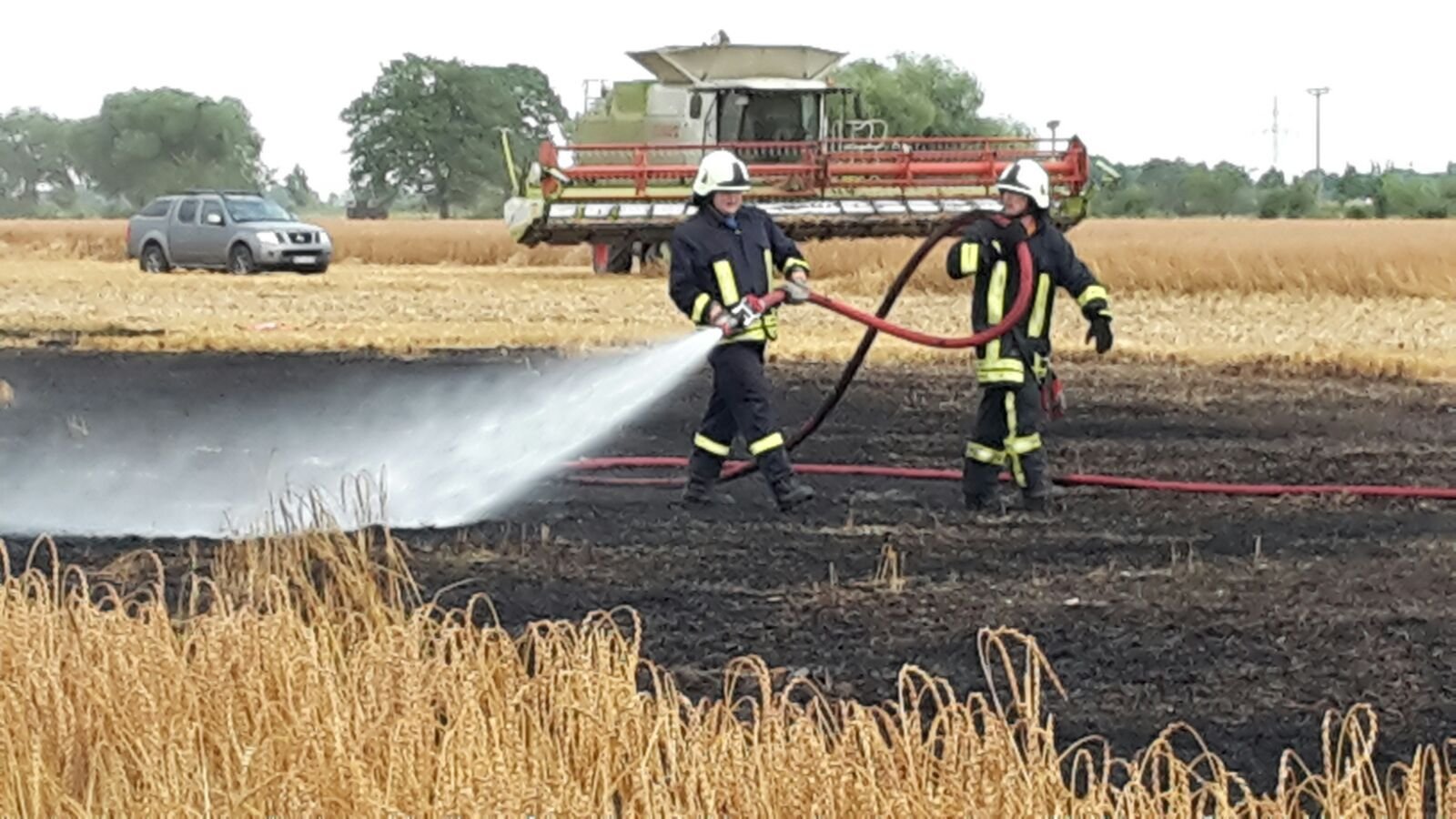 Ein Feldbrand zwischen Elsdorf und Pißdorf hat Feuerwehrleute am Montagabend auf Trab gehalten.