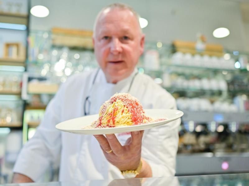 Dario Fontanella, Inhaber des Geschäfts „Eis Fontanella”, hält im Eiscafe „Intermezzo” ein Spaghetti-Eis in der Hand. Foto: Uwe Anspach/Archiv