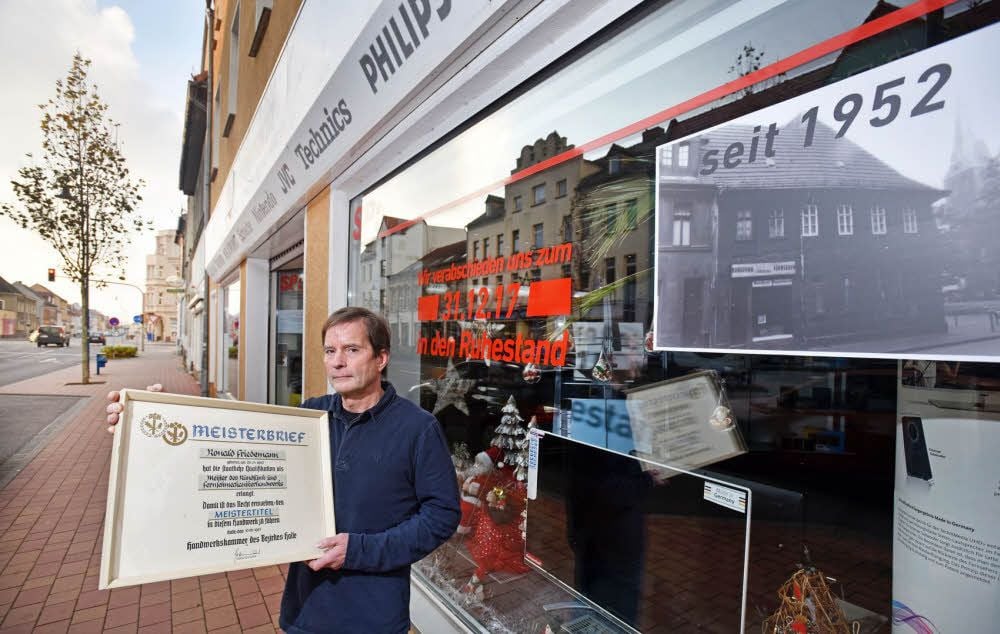 Ronald Friedemann vor seinem Geschäft in der Walther-Rathenau-Straße. Ende des Jahres geht der Rundfunkmechaniker in den Ruhestand.