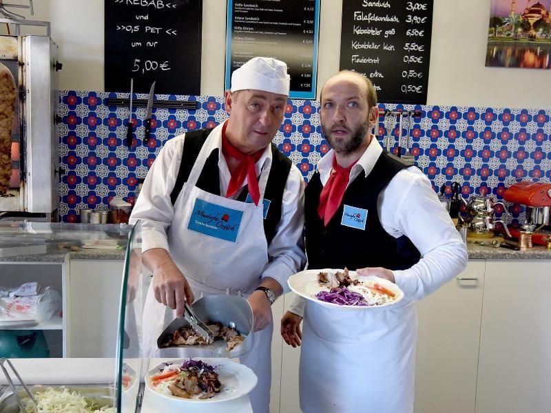 Andreas Vitasek (l) und Michael Fuith in einer Szene des Films "Kebab extra scharf!". Foto: Petro Domenigg