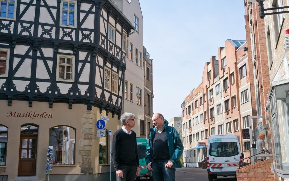 SPD-Stadtrat Detlef Wend (rechts) im Gespräch mit dem Inhaber des Musikladens, Michael Bellmann, über die Zustände auf dem Platz