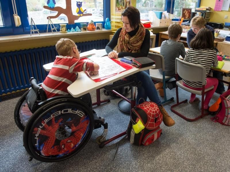 Drittklässler mit und ohne Behinderung nehmen am Unterricht teil. Foto: Armin Weigel/Archiv