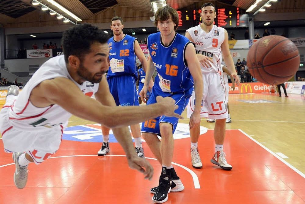 Achmadschah Zazai hat bereits häufig gegen den MBC gespielt. Unter anderem mit Gießen. Hier rettet er 2013 vor den angreifenden Sascha Leutloff (im blauen Trikot r.) und Phillipp Heyden.