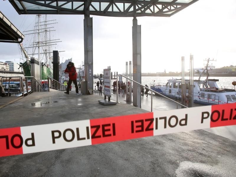 Polizeiabsperrung im Hamburger Hafen. Foto:Bodo Marks/Archiv