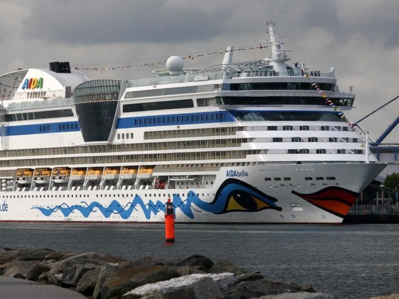 Die „Aidabella” hat im Ostseebad Rostock-Warnemünde festgemacht. Foto: Bernd Wüstneck/Archiv