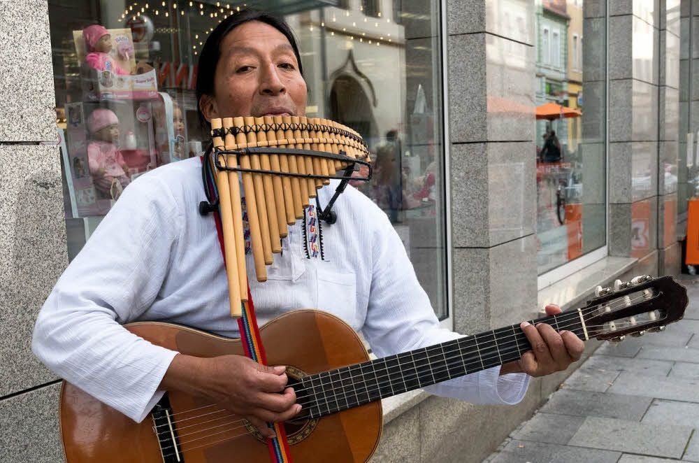 Segundo Torres kommt aus Ecuador und ist Straßenmusiker. Nur noch selten sind Andenmusiker mit Panflöte anzutreffen.