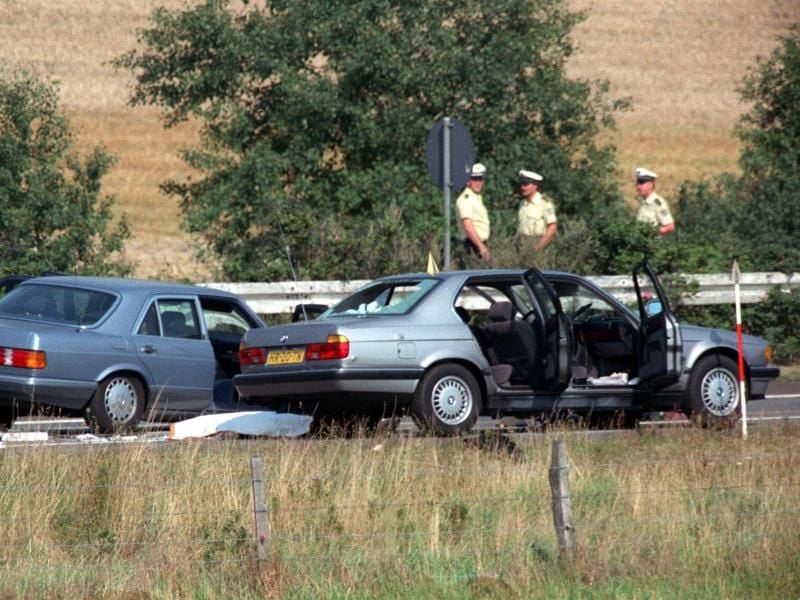 Der Fluchtwagen der Geiselnehmer (r) wurde am 18. August 1988 von der Polizei auf der Autobahn A3 bei Bad Honnef gestoppt. Die Geisel starb hier durch eine Kugel aus der Waffe eines Geiselnehmers. Foto: Franz-Peter Tschauner/Archiv