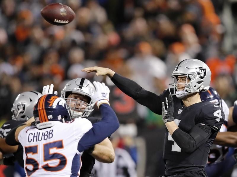 Raiders Quarterback Derek Carr (r) setzt zum Pass an. Foto: John Hefti/AP
