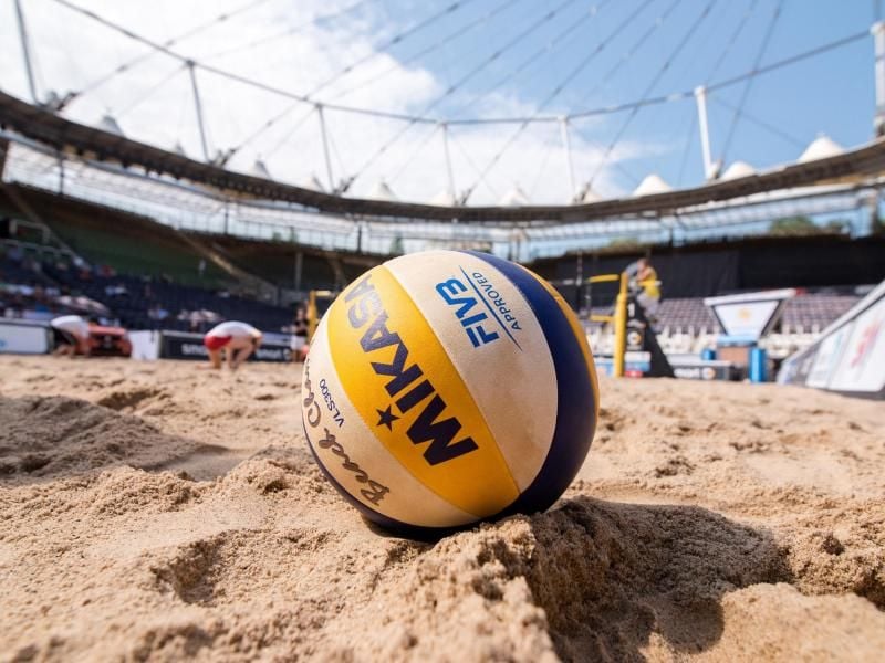 Ein Volleyball liegt im extra umgebauten Tennisstadion Rothenbaum. Foto: Daniel Bockwoldt/Archiv