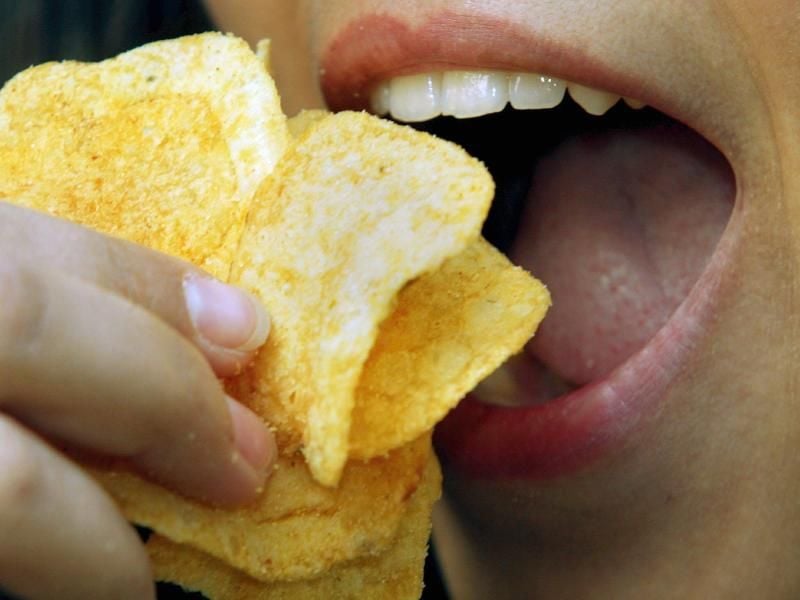 Kartoffelchips sind zwar ein guter Energielieferant, doch Nährstoffe enthalten sie wenig. Daher nimmt man beim Verzehr viele „leere” Kalorien zu sich. Foto: Gero Breloer/dpa