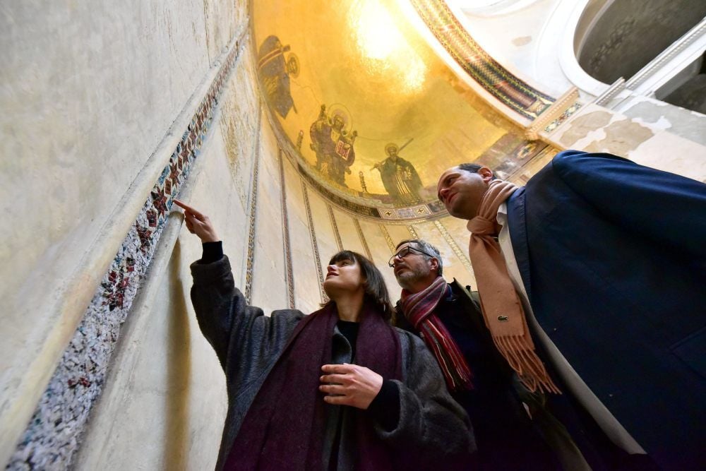 Absolventin Antonie Döß, Prof. Jan Raue und Fördervereinsvorsitzender Dino Höll im Mausoleum.