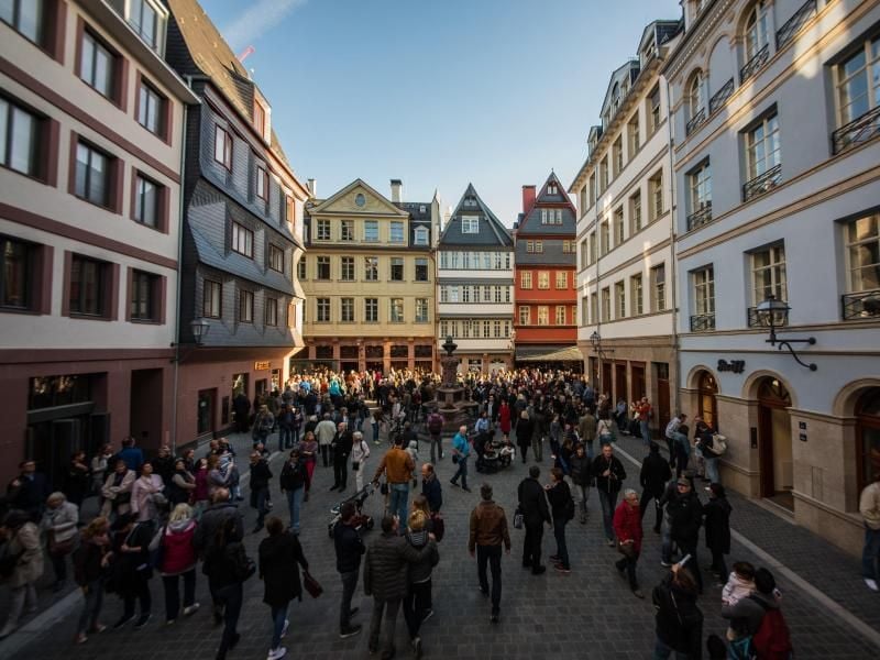 Zahlreiche Menschen stehen auf dem Hühnermarkt in der Frankfurter Altstadt. Foto: Andreas Arnold/Archiv