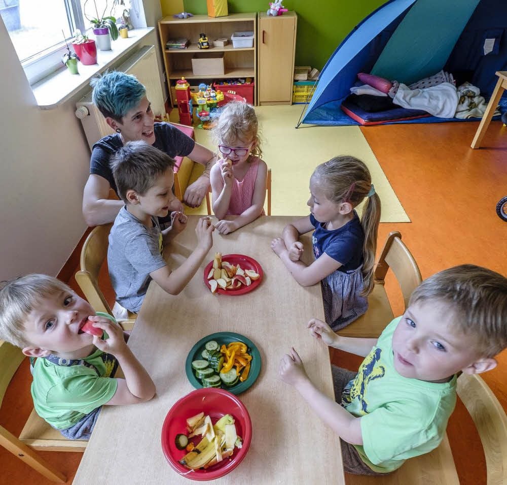 In der Kita „Fuchs und Elster“ in Abtsdorf schnippeln die Kinder der Hasengruppe begeistert selbst ihr Obst und Gemüse. Die Einrichtung war die letzte von elf Kommbi-Kitas, die kürzlich das Zertifikat „Gesunde Kita“ erhielten.