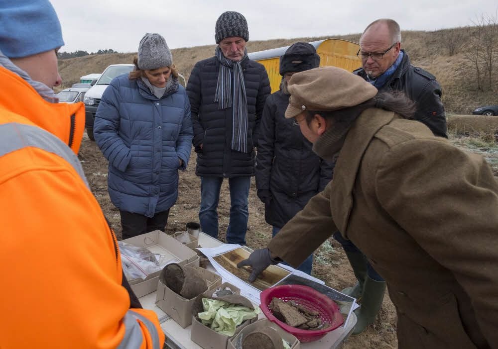 Grabungsleiter Robert Brosch (r.) erklärt die Funde.