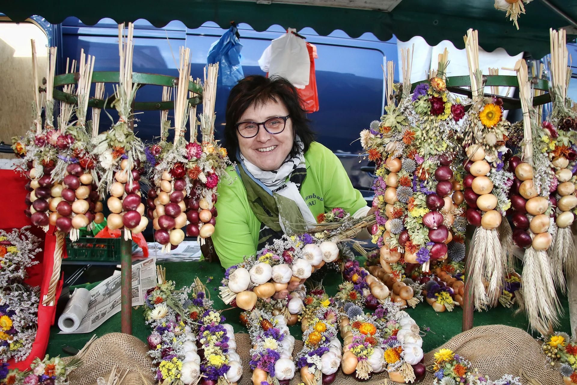 Die Zwiebel war in Hettstedt an diesem Wochenende der Star. Ines Pfau gehört mittlerweile zum Zwiebelmarkt-Urgestein.