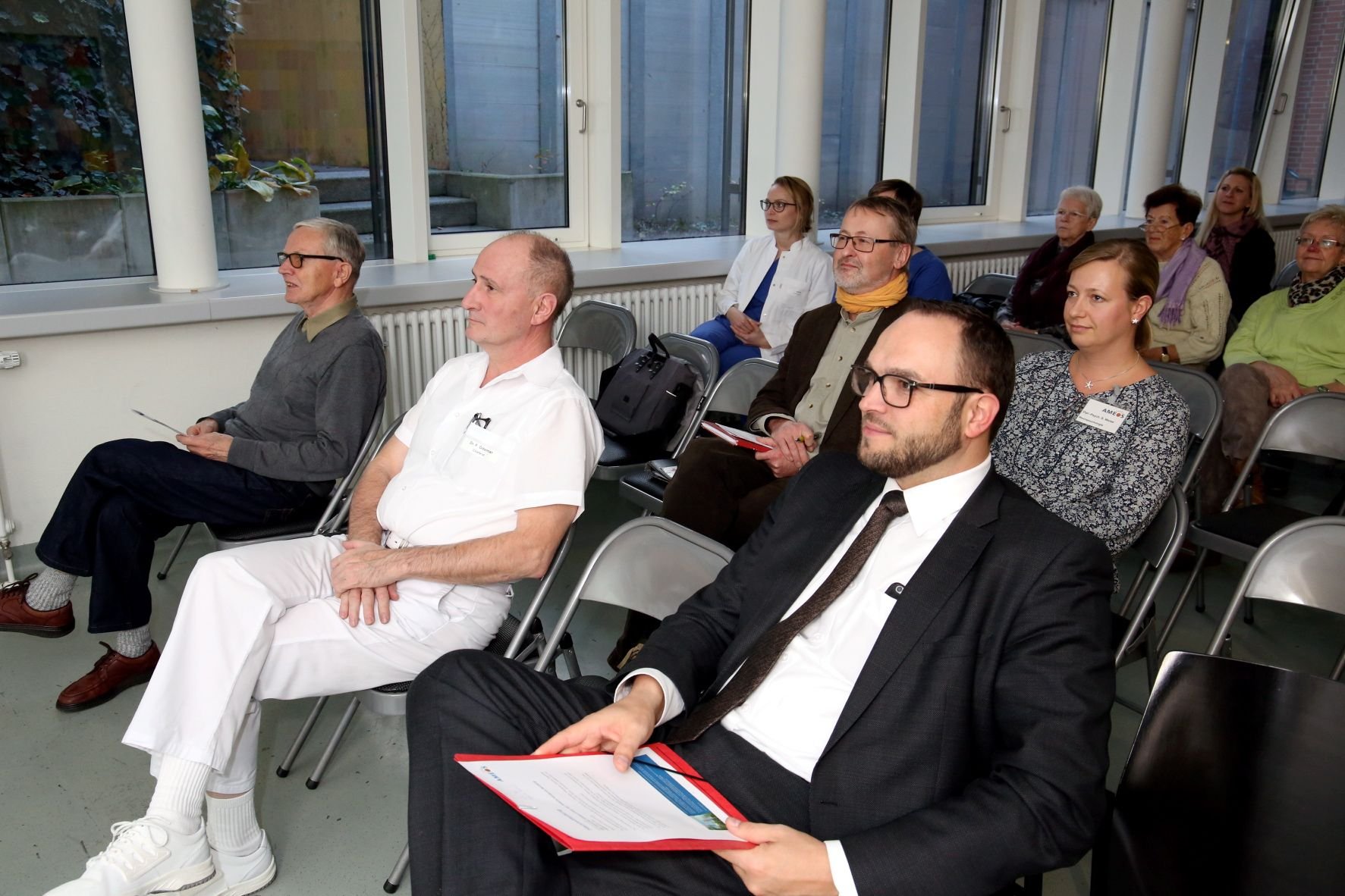 Das Archivbild vom November 2016 zeigt den damaligen Krankenhausdirektor Torsten Jörres (r.) neben dem Ärztlichen Direktor Dr. Frank Odemar (l. in weiß).