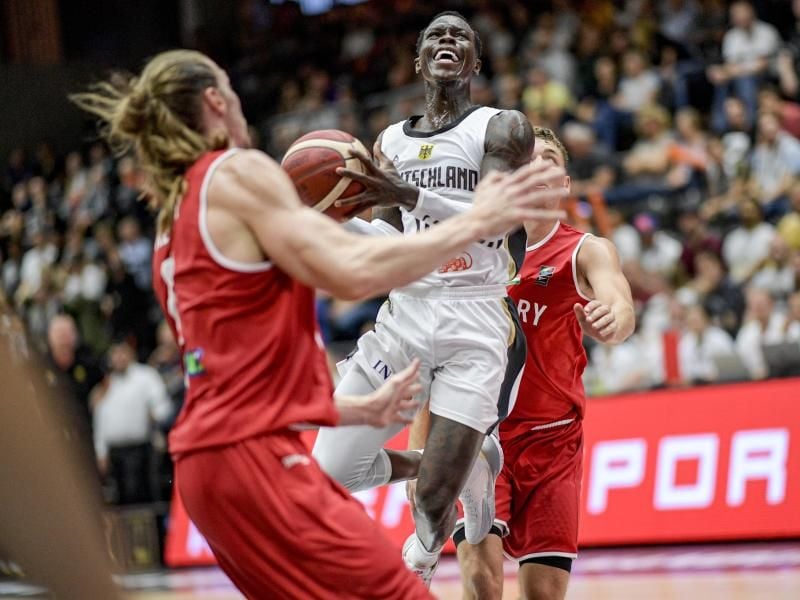 NBA-Star Dennis Schröder (M.) ist der Anführer im DBB-Team. Foto: Axel Heimken