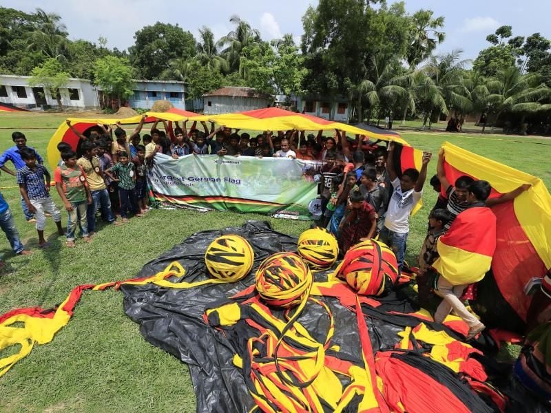 Ein Deutschland-Fan aus Bangladesch hat zur WM eine 5,5 Kilometer lange Fahne genäht. Foto: Noor Ahmed Gelal/Deutsche Botschaft Dhaka