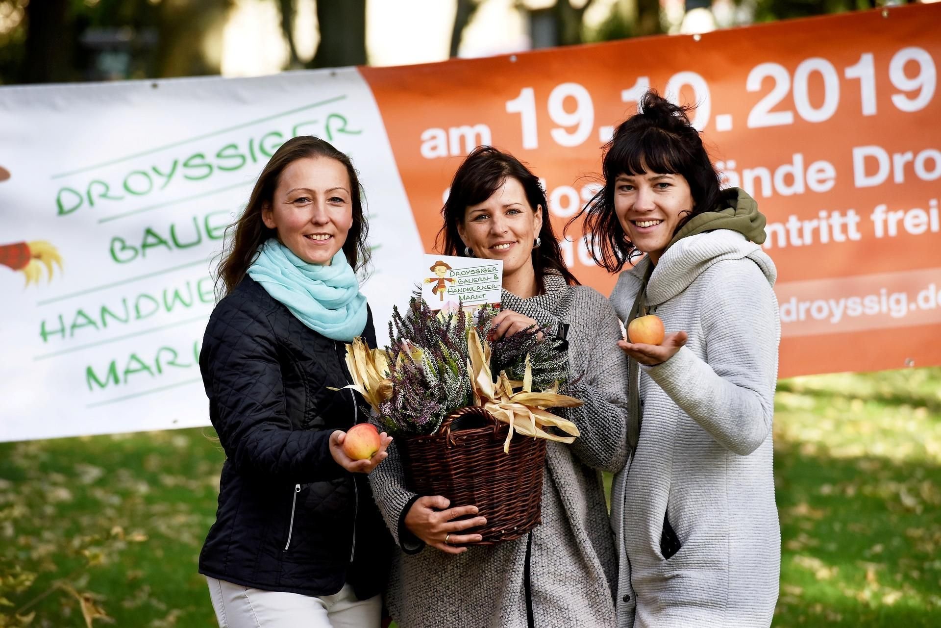 Ilona Eichler, Doreen Neumann und Maxi Dippold bereiten in Droyßig den Bauernmarkt vor.