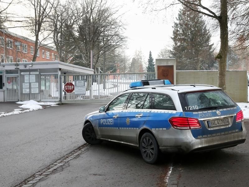 Ein Polizeiauto vor dem Eingang der Staufer-Kaserne der Bundeswehr in Pfullendorf in Baden-Württemberg. Foto: Thomas Warnack
