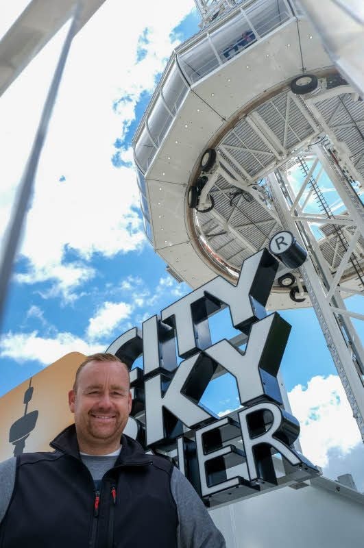 Wie ein Ufo schraubt sich der Skyliner in die Luft. Seit 2013 ist Thomas Schneider mit seinem Turm unterwegs.