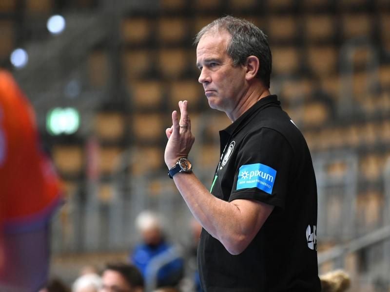 Henk Groener ist der Trainer der deutschen Handballerinnen. Foto: Carmen Jaspersen/dpa