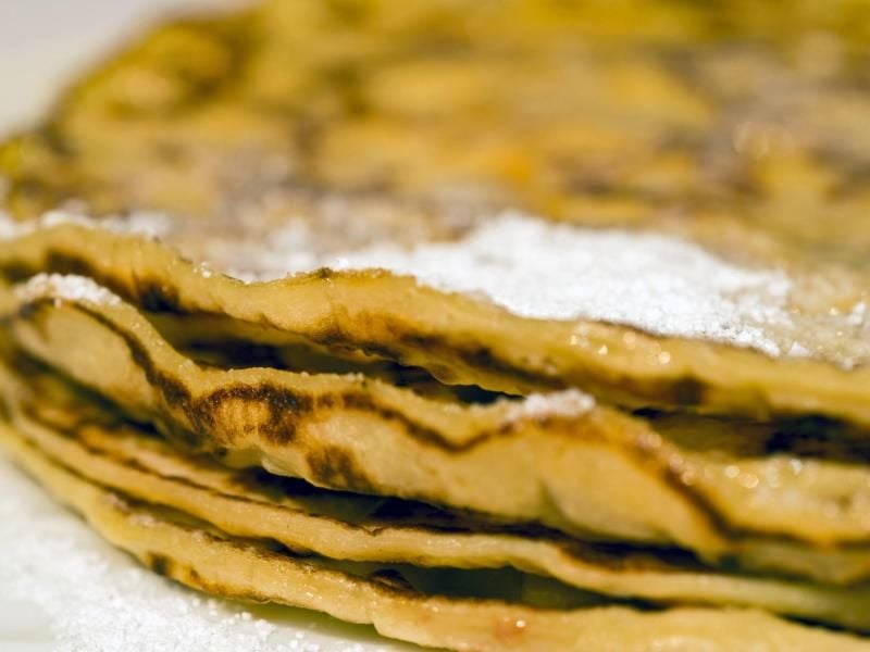 Wer Eierkuchen übrig hat, kann sie einfrieren. Wenn man zwischen die Schichten etwas Backpapier legt, kann man sie später leicht einzeln wieder entnehmen. Foto: Jens Schierenbeck