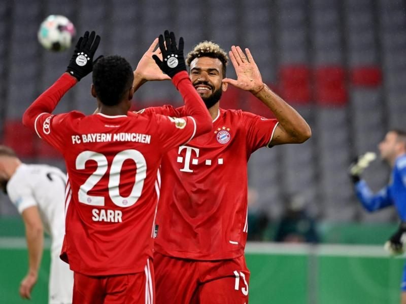Nach seinem Tor zum 1:0 gegen den FC Düren klatscht Eric Maxim Choupo-Moting (r) mit Bouna Sarr ab. Foto: Peter Kneffel/dpa