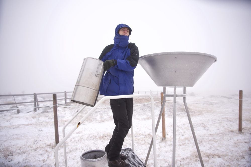 Wetterbeobachter Marc Kinkeldey wechselt auf dem Brocken das Gefäß für die Radioaktivitätsmessung aus.