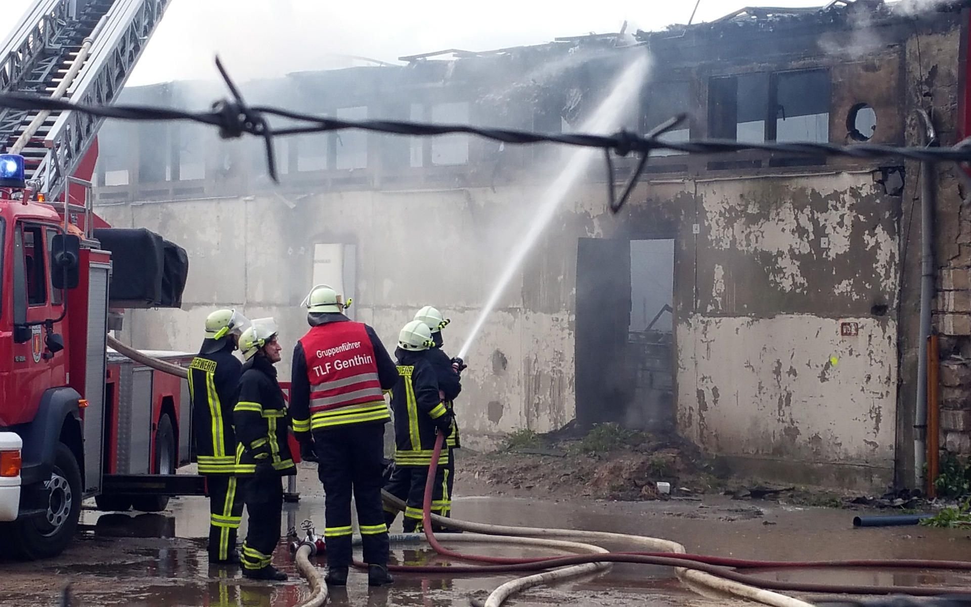 Feuerwehrleute löschen in Kleindemsin (Landkreis Jerichower Land) einen Brand in einer Schweinemastanlage.