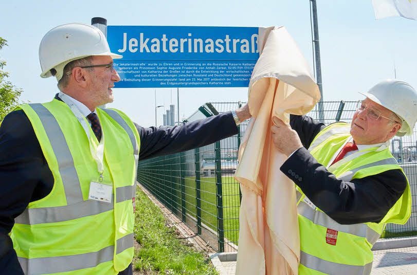 Oberbürgermeister Henry Schütze und Jurii Stetsenko, Gesandter der russischen Botschaft, enthüllen ein neues Straßenschild an der Zufahrt zum Werksgelände.