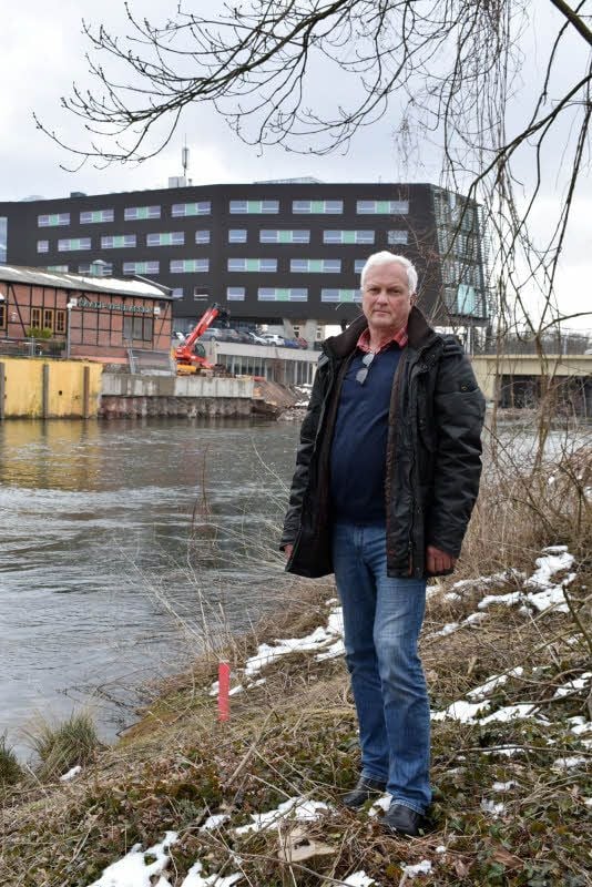 Jürgen Seilkopf ist Halles Saalebeauftragter. An dieser Fluss-Stelle soll es einen Anleger für den Kaffenkahn geben, der Gäste zur Saline bringt. Auch am MMZ sollen wieder Schiffe anlegen.