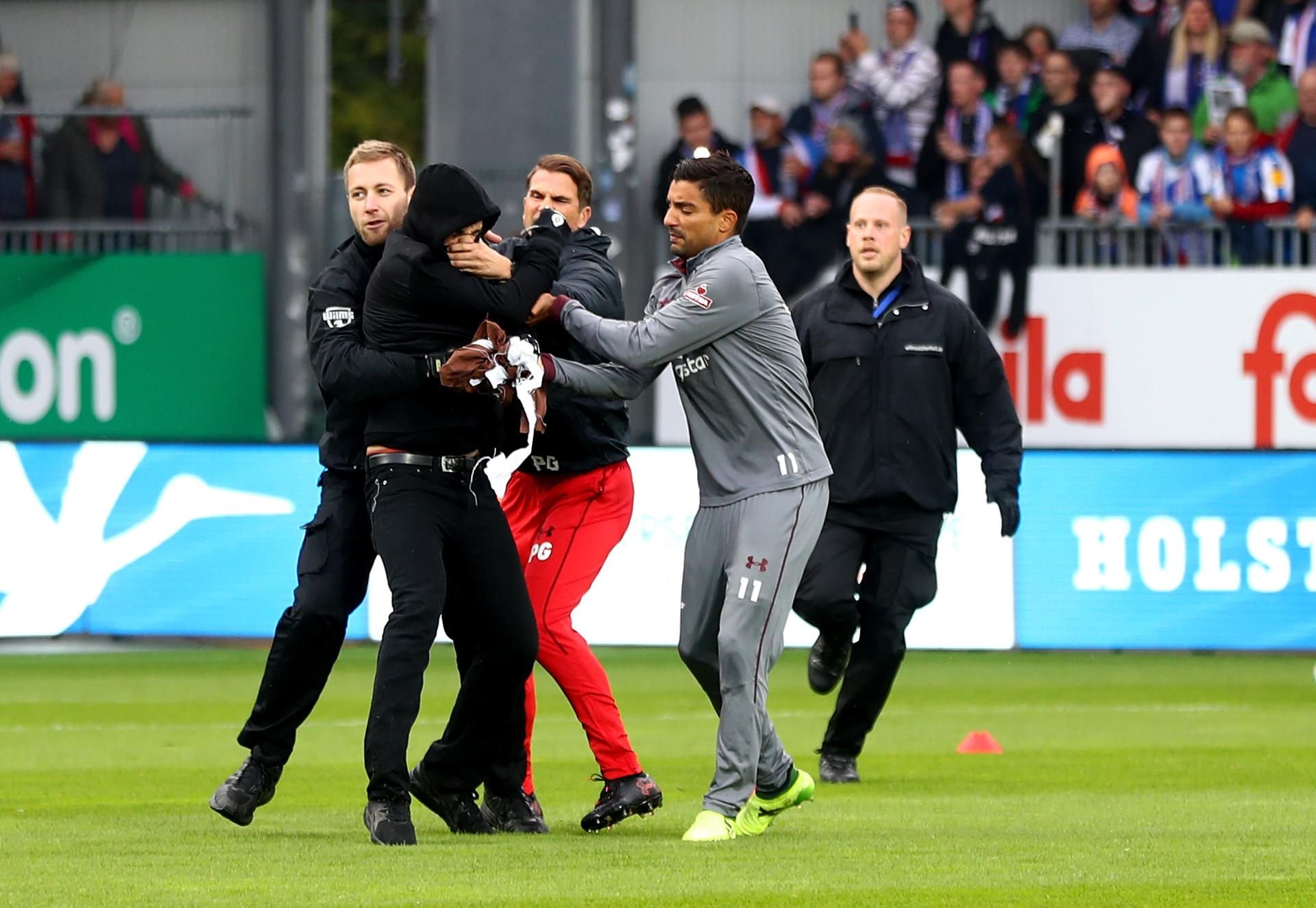 Pauli-Stürmer Sami Allagui (Nr. 11) stellt sich einem Chaoten in den Weg, dieser wird von hinten gefasst.