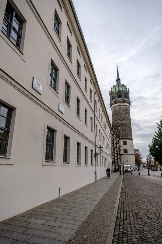 Hier könnte Georg Spalatin gewohnt und gewirkt haben. Eine Tafel in der Schlossstraße 14-15 in Wittenberg weist darauf hin.
