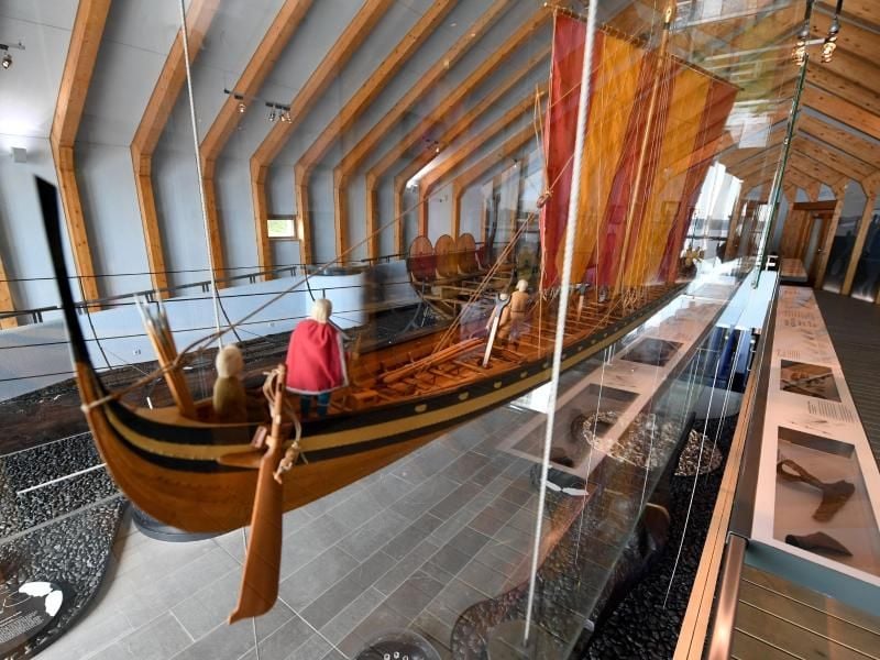 Modell eines Wikinger-Kriegsschiffes im Wikingermuseum Haithabu bei Schleswig. Foto: Carsten Rehder