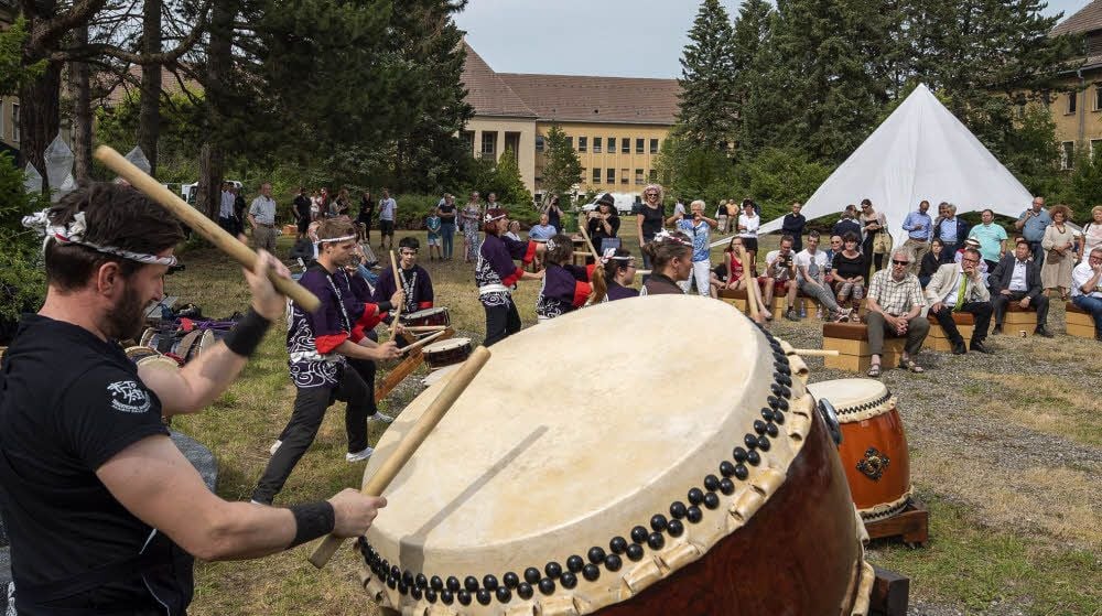 Akaishi Daiko aus Magdeburg eröffnen das Kunstfestival in Ballenstedt mit japanischen Trommelklängen.