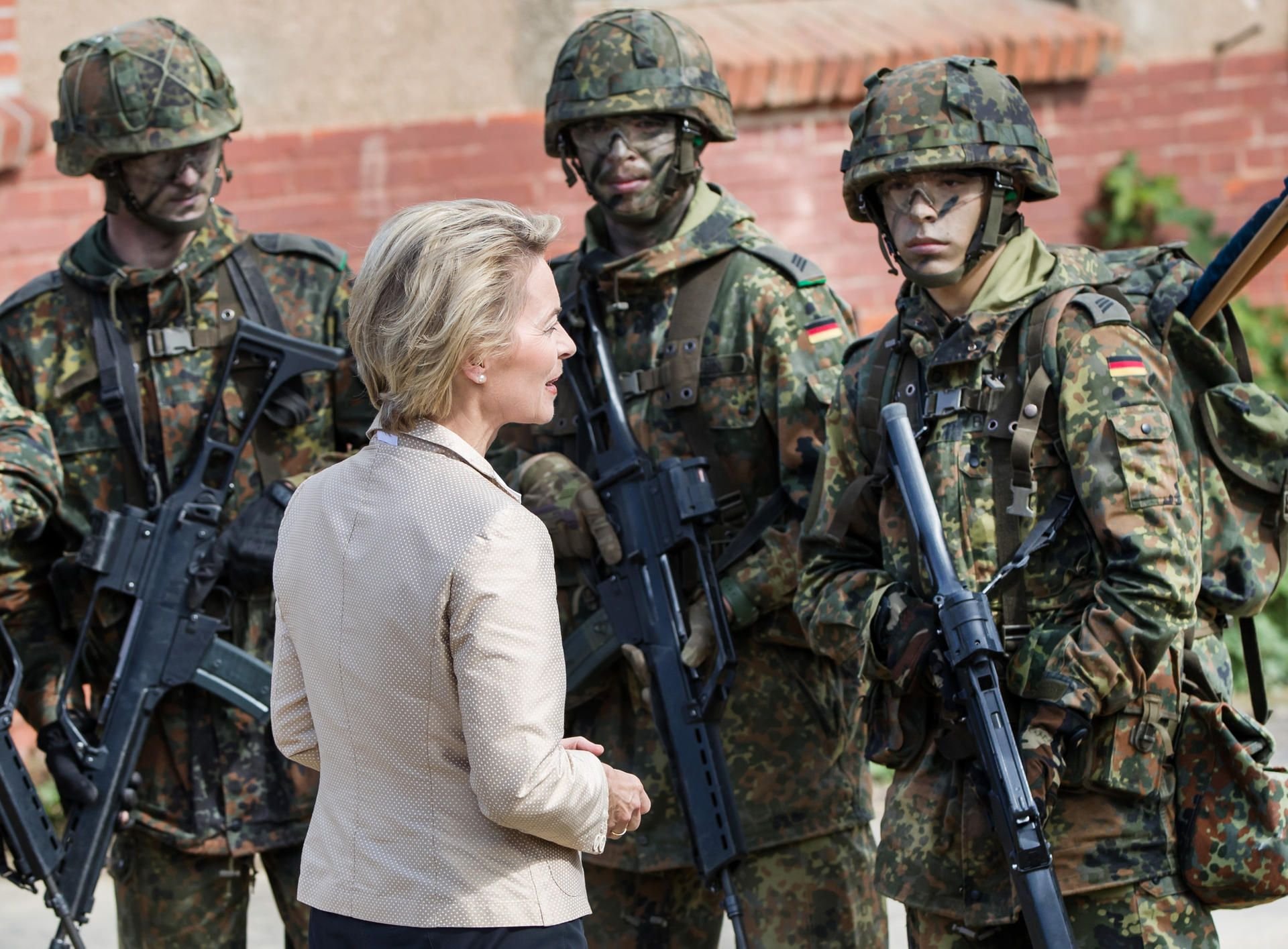 Verteidigungsministerin Ursula von der Leyen im Gespräch mit Soldaten.