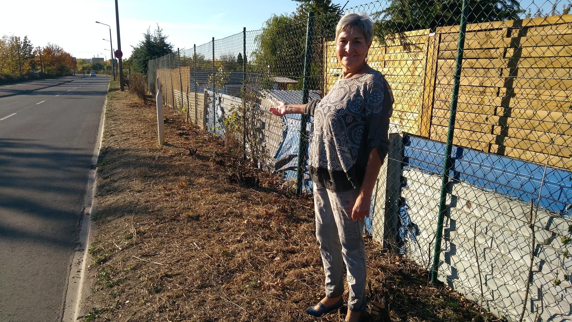 Marita Hobusch an der Stelle, an der einmal die Hecke stand.