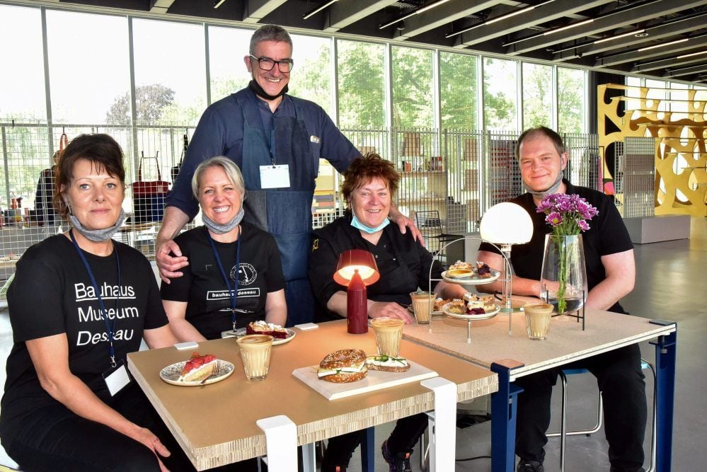 Das Team des Museumscafés am Kaffeetisch in der Halle: Sabine Thiehsis, Daniela Struwe, Jörg Klambt, Sabine Poschke und Thomas Greiling (v.l.)