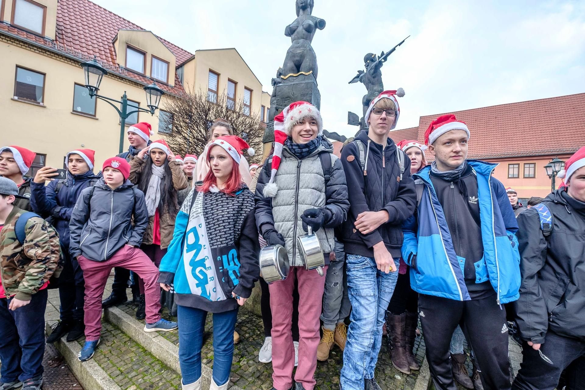Gewonnen: Die Klassen der Ferropolisschule sangen rot verkleidet mit dem Bürgermeister ein Weihnachtslied und durften danach etwas früher in die Weihnachtsferien starten.
