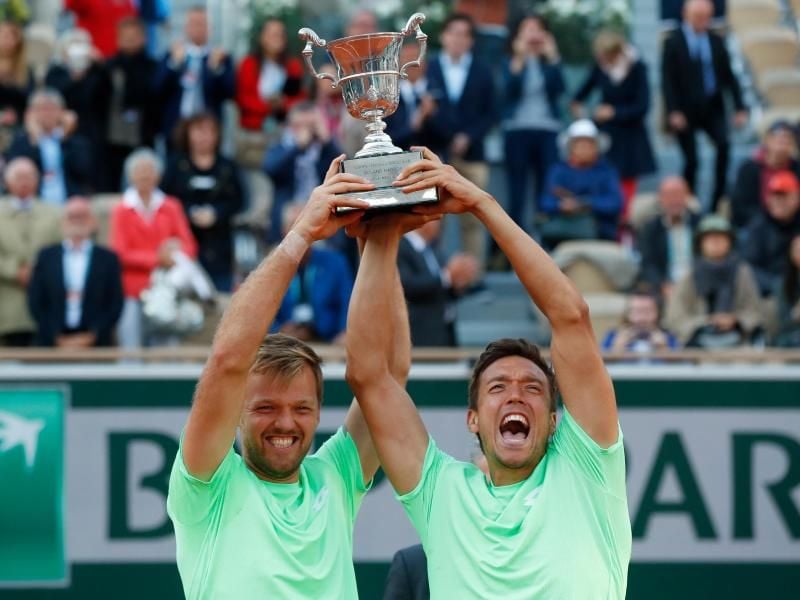 Nach dem Sieg im Doppel bei den French Open ging für Kevin Krawietz (l) und Andreas Mies die Party los. Foto: Pavel Golovkin/AP
