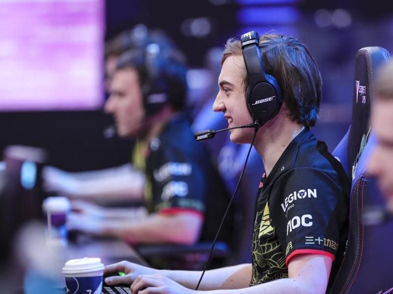 G2-Midlaner Rasmus „Caps” Winther wurde in der LoL-WM gegen Gen.G zum Spieler des Tages gekürt. Foto: Riot Games/dpa