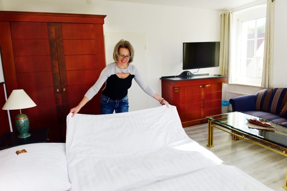 Hereinspaziert: Ines Schlemmer richtet die Zimmer für die Pensionsgäste her.