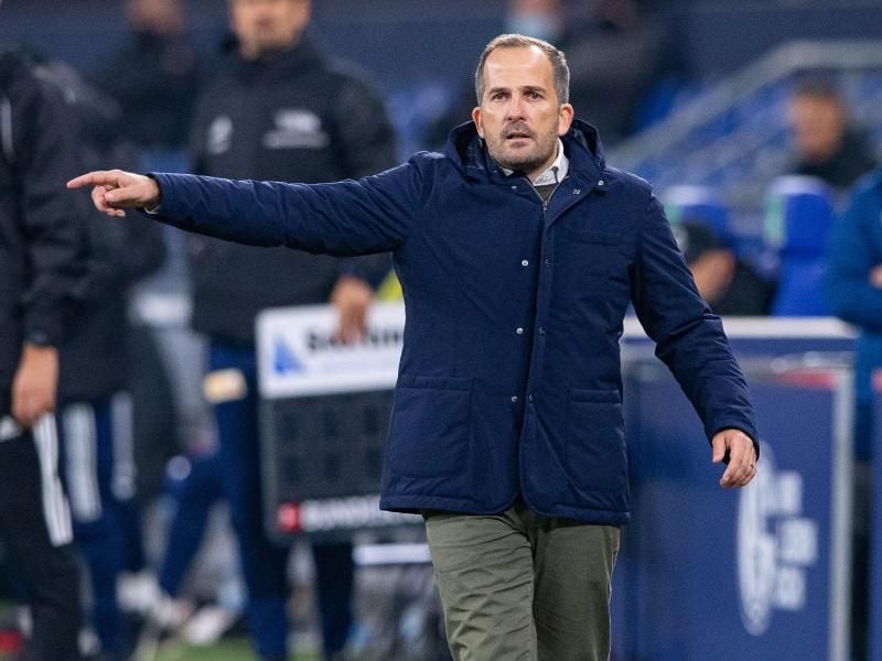 Schalkes Trainer Manuel Baum ist mit der Leistung seiner Mannschaft gegen Union zufrieden. Foto: Guido Kirchner/dpa