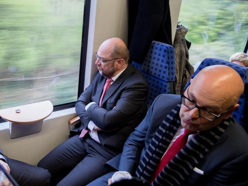 Optimismus sieht anders aus: SDD-Kanzlerkandidat Martin Schulz (l.) und Schleswig-Holsteins Ministerpräsident Torsten Albig im "Schulz-Zug". Foto: Kay Nietfeld