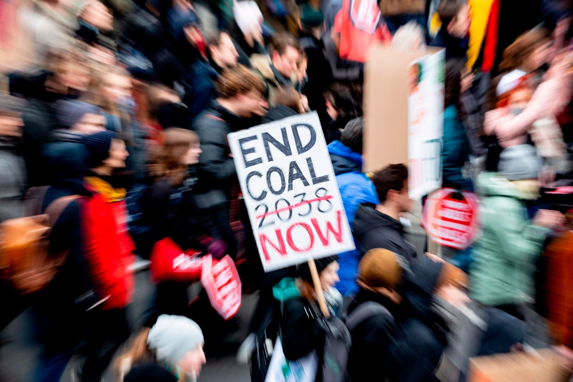 End Coal Now" (Kohle beenden jetzt) steht bei einer Demonstration von Fridays For Future sowie einem großen NGO-Bündnis zum Aktionstag für mehr Klimaschutz auf einem Plakat.